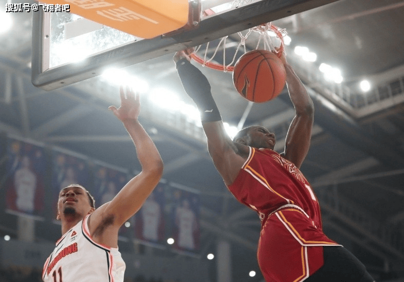 关于一次历史性的篮球比赛引发球迷狂热的信息