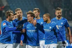 足球比赛即将拉开帷幕,队员们彼此发出