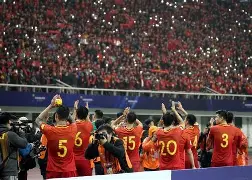 足球比赛即将拉开帷幕,队员们彼此发出